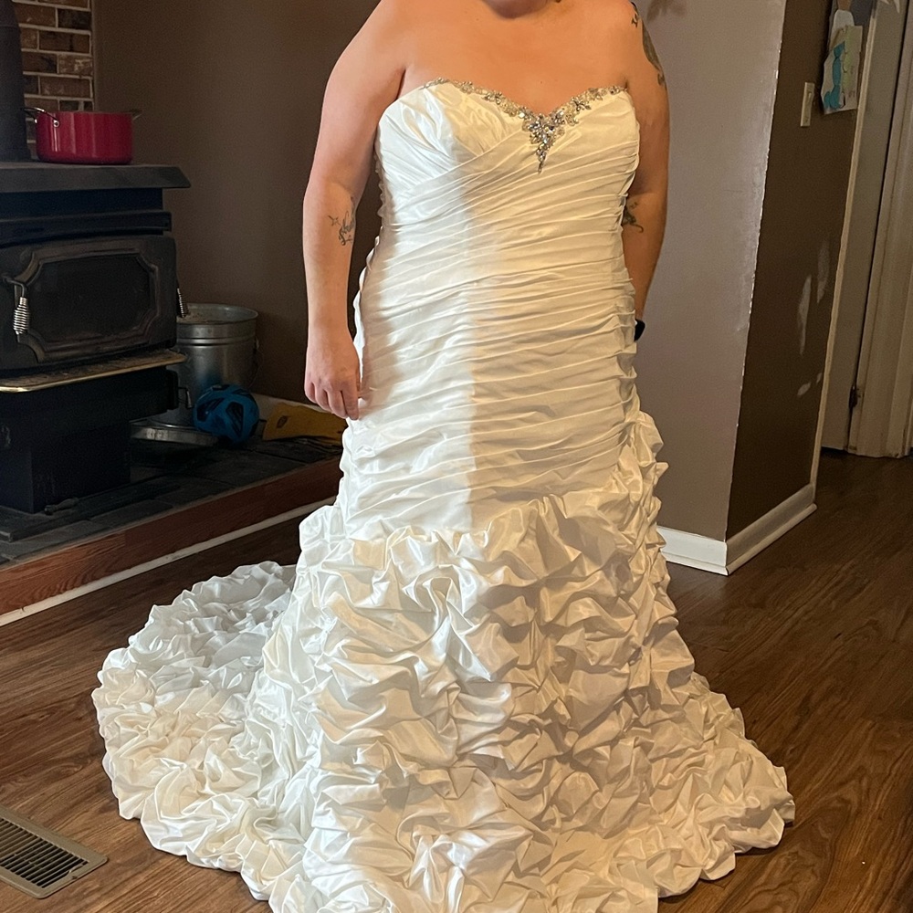 Elegant White Strapless Wedding Dress